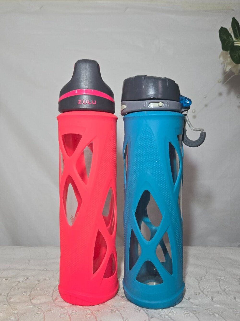 💧Bundle of 2 Zulu Atlas 20 oz Blue & Pink Glass Water Bottle Silicone Sleeve